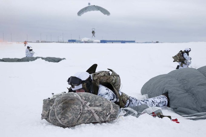 Soldații lui Putin s-au aruncat de la 10.000 de metri deasupra Arcticii
