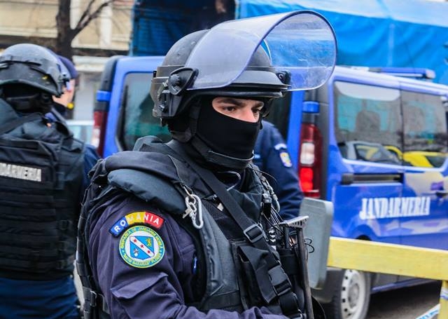 Jandarmi atacați de romi la Brașov. „Vor sparge primaria. Riscăm să fim atacați la drumul mare”