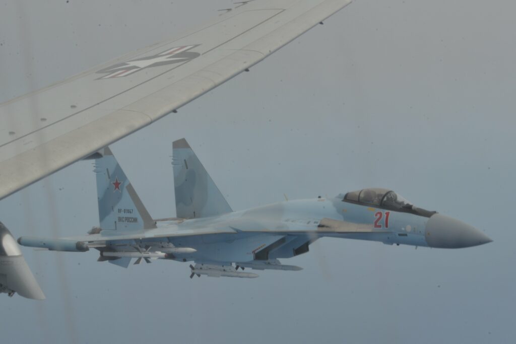 Rusia sfidează SUA! Două avioane Suhoi SU-35 interceptează extrem de riscant un pilot american. VIDEO