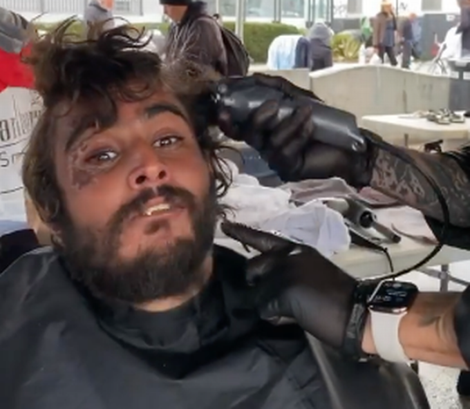 Transformarea care a șocat internetul! Om al străzii devenit „prinț”, după ce a fost tuns și bărbierit. VIDEO