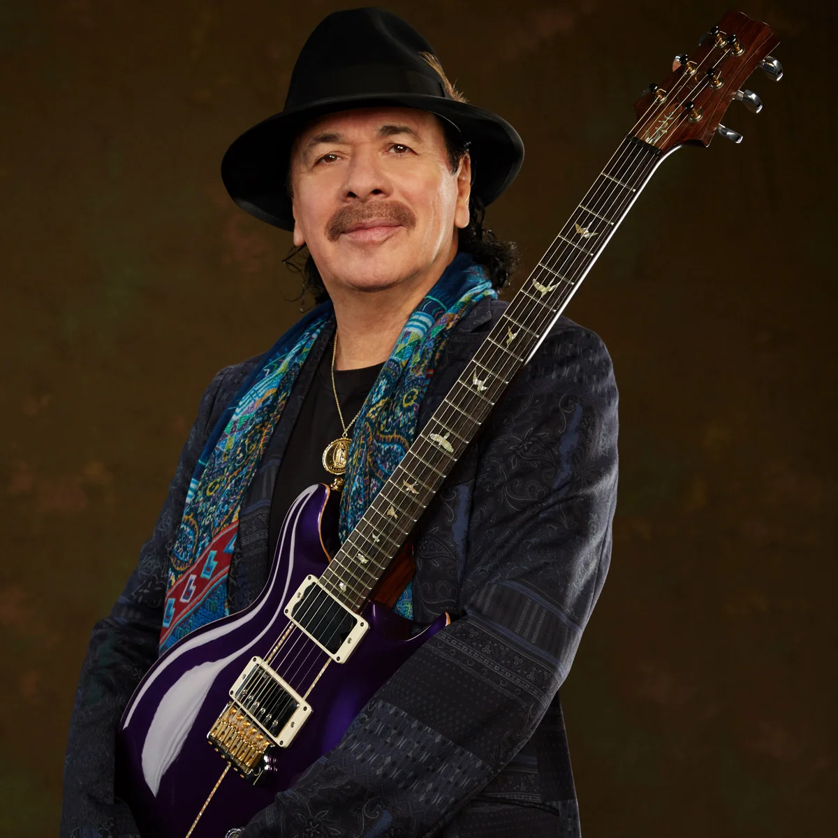 Carlos Santana cere oamenilor să închidă televizoarele Alimentează