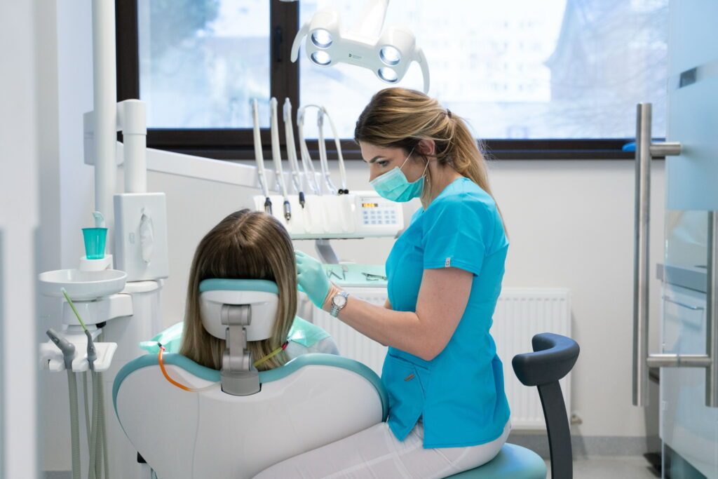 Sănătatea dentară a copiilor bucureșteni va fi monitorizată din școală. Protocol pentru combaterea din fașă a problemelor