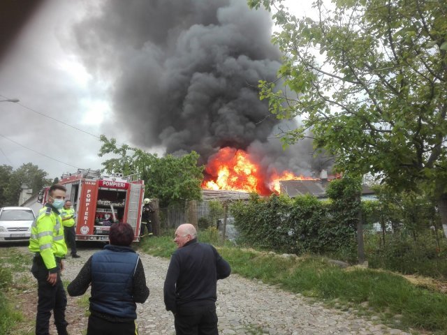 Alarmă RoAlert. Incendiu devastator la un depozit de haine din Iași
