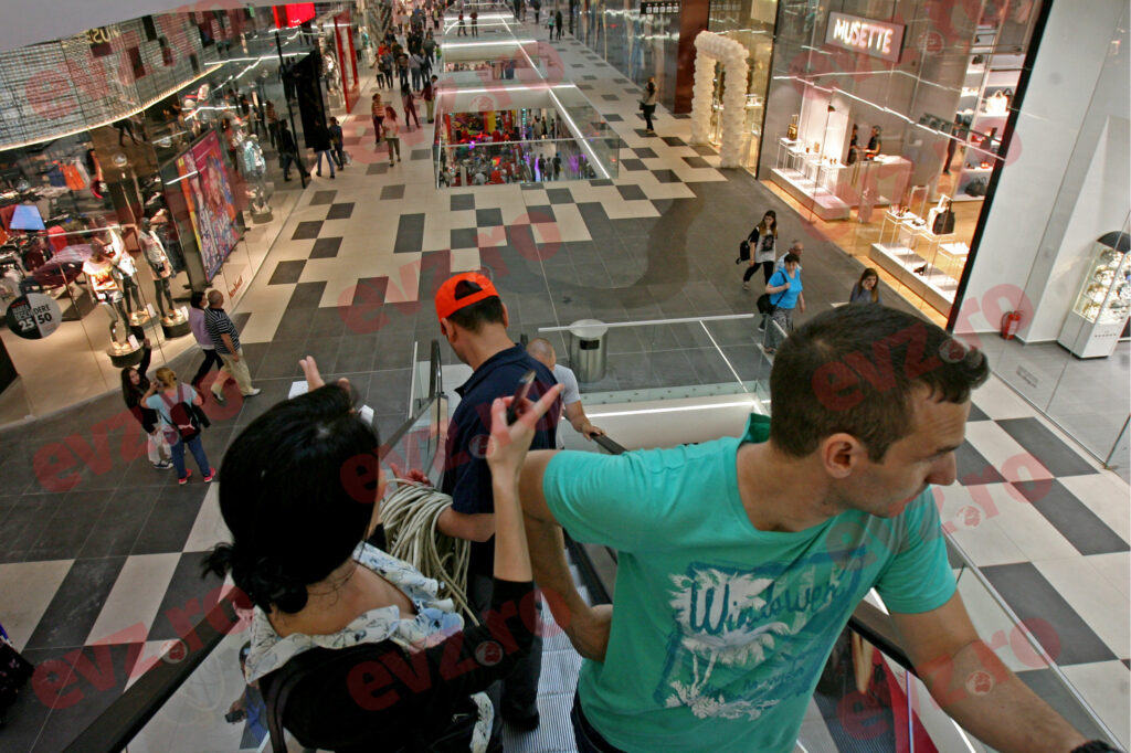 Mall-uri redeschise în România, dar în anumite condiţii. Anunţul lui Orban e clar