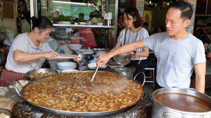 Minunea gastronomică din Thailanda. Supa care fierbe de 46 de ani