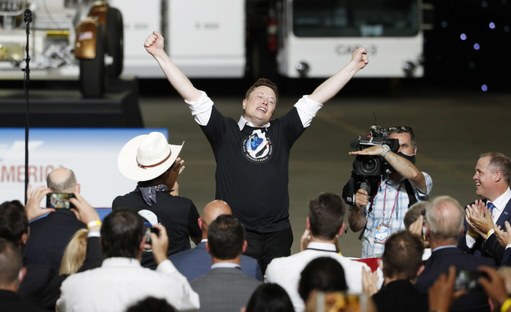 Câte milioane de dolari a câştigat miliardarul Elon Musk după lansarea Dragonului în spaţiu