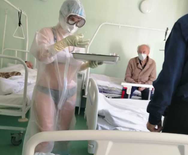 O asistentă, surprinsă doar în bikini și sutien în timp ce-i trata pe pacienți. Poză incredibilă