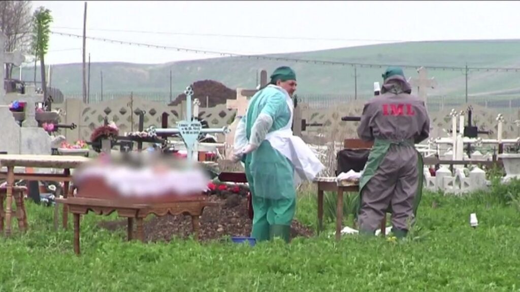 Breaking News. Scandalul spirtului ucigaș: Legiști au deshumat două cadavre!