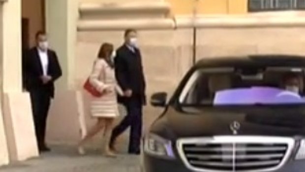 Klaus Iohannis și soția sa, Carmen, văzuți prima dată împreună, cu mască. Unde au fost