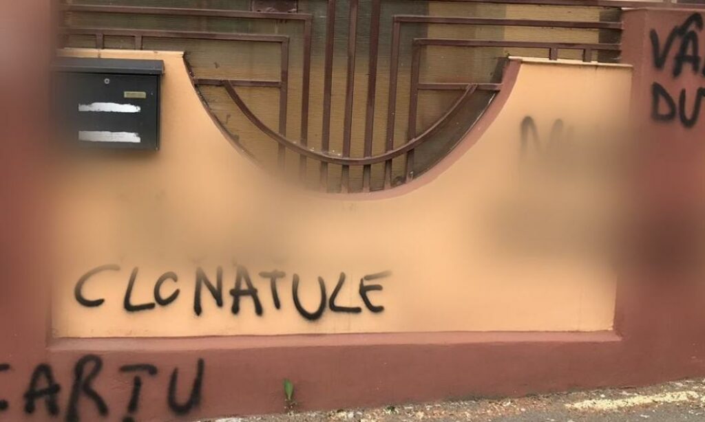 Un simbol al Craiovei s-a trezit cu casa vandalizată. Mesaje dure scrie pe gard