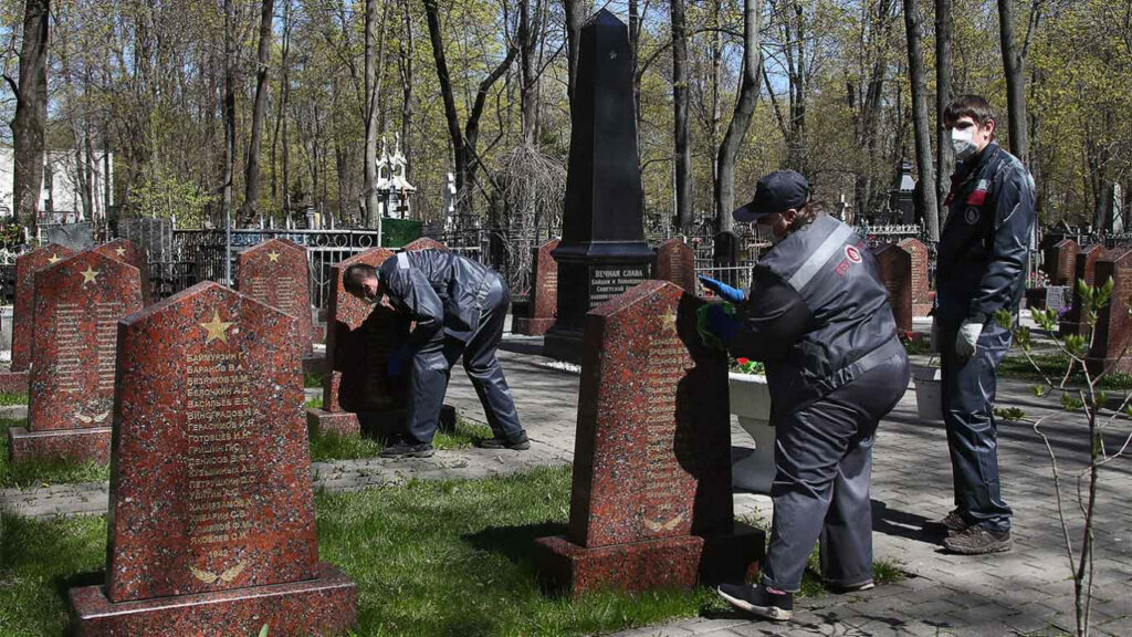 Cu Mortul la Groapă pe YouTube: Din cauza pandemiei, la Moscova înfloresc înmormântările online