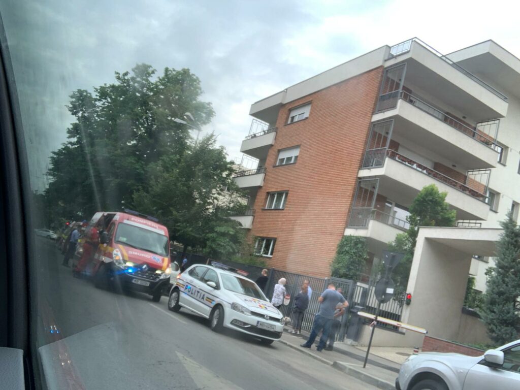 Incident grav. Poliția: Tânăra a căzut de la etajul unui bloc de lângă o ambasadă din București