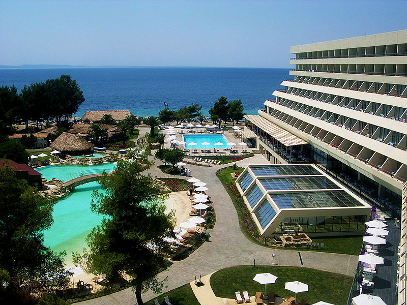 Se deschid hotelurile în Grecia: check-in în aer liber, mâncare şi băi în piscină pe rând