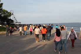 Pe litoral, oamenii au ieşit la plimbare. S-a dat startul la noul sezon estival