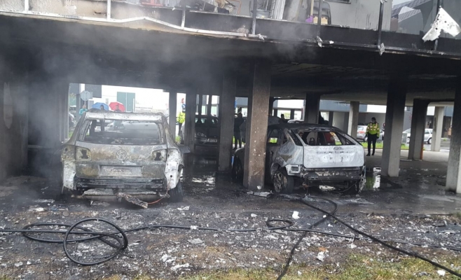 Incendiu de proporții lângă Cluj! Mai multe mașini și un bloc au luat foc