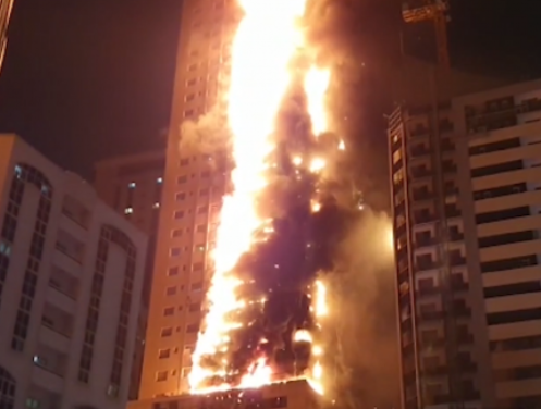 Incendiu puternic la o clădire rezidențială. 9 persoane au fost rănite