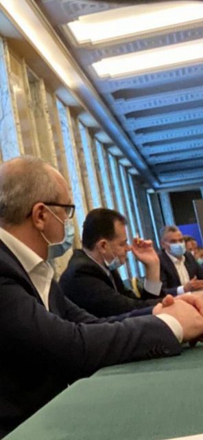A comis-o iar! O nouă poză cu Ludovic Orban, fumând în ședința de Guvern. Ce riscă premierul?