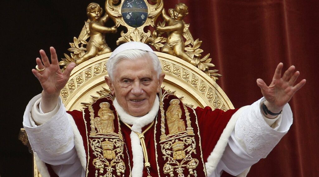 Viața fostului papă Benedict al XVI-lea. Unde a crescut, cum a devenit preot și de ce a șocat prin demisie