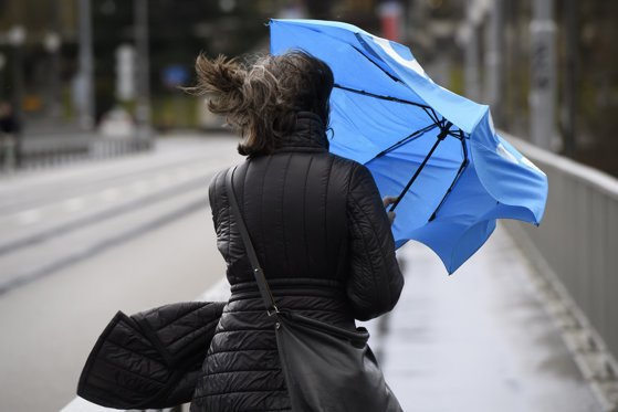 Alertă meteo în București! Două zile de vijelii, ploi torențiale și grindină