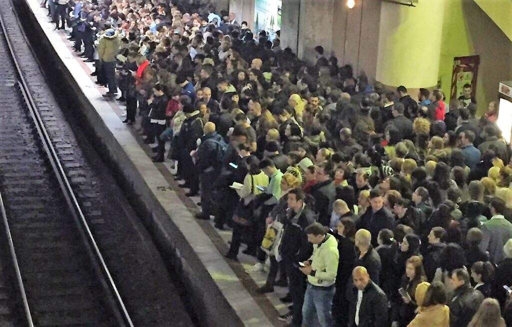 Soluția propusă pentru evitarea aglomerației la metrou: ”Nu știu dacă reziști cu masca”