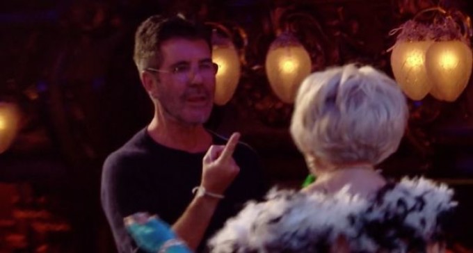 Simon Cowell, celebrul jurat de la „Britanicii au talent”, a sărutat o gălățeancă, pe scenă | VIDEO