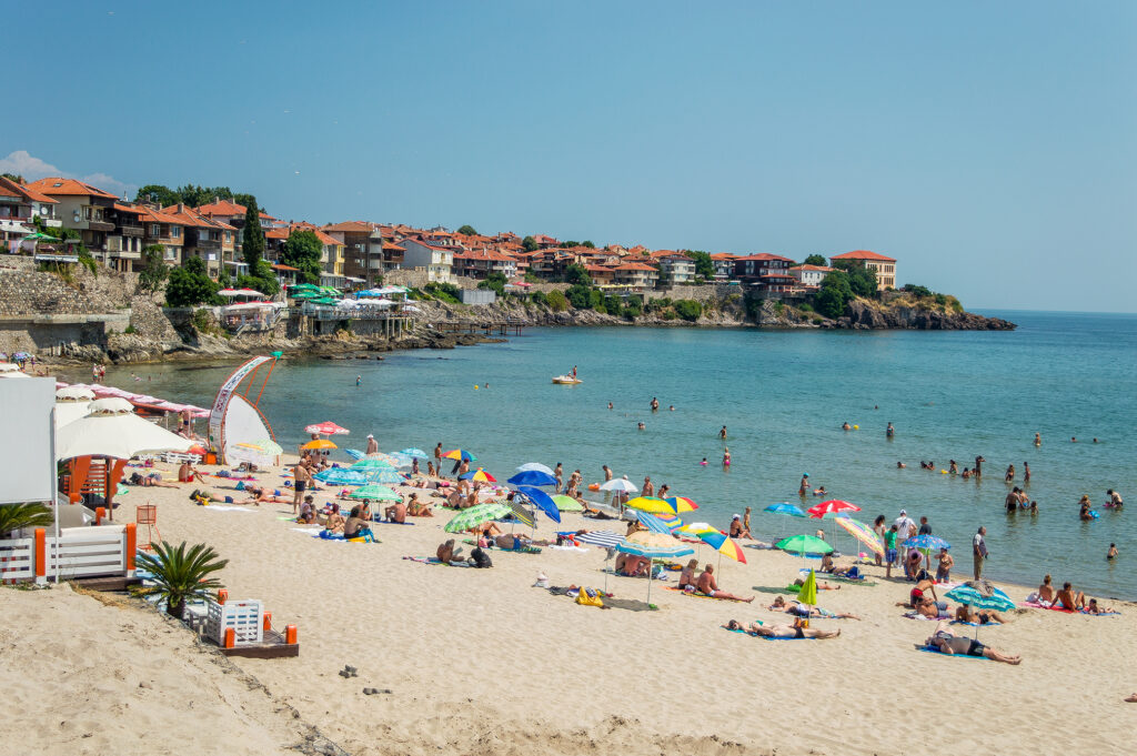 Bulgaria pregătește plajele  pentru 1 iunie. Prețuri „simbolice” la umbrele și șezlonguri