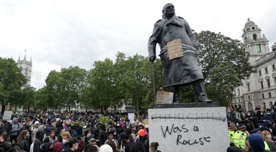Revolta împotriva rasismului degenerează în lupte de stradă la Londra?