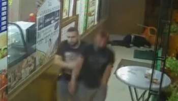 Tânăr din Dolj, rupt în bătaie în fața unui fast-food. Imagini extrem de violente! VIDEO