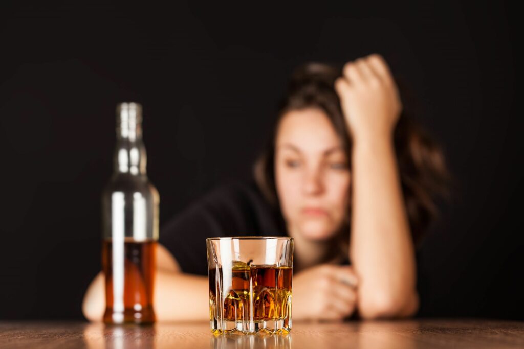 O fată a săbătorit Evaluarea Națională până a intrat în comă alcoolică. Părinții sunt disperați.