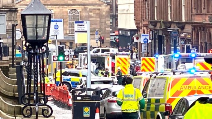 Scene de coșmar în centrul orașului Glasgow! Un bărbat înarmat cu un cuțit a ucis trei persoane. Atacatorul, împușcat mortal