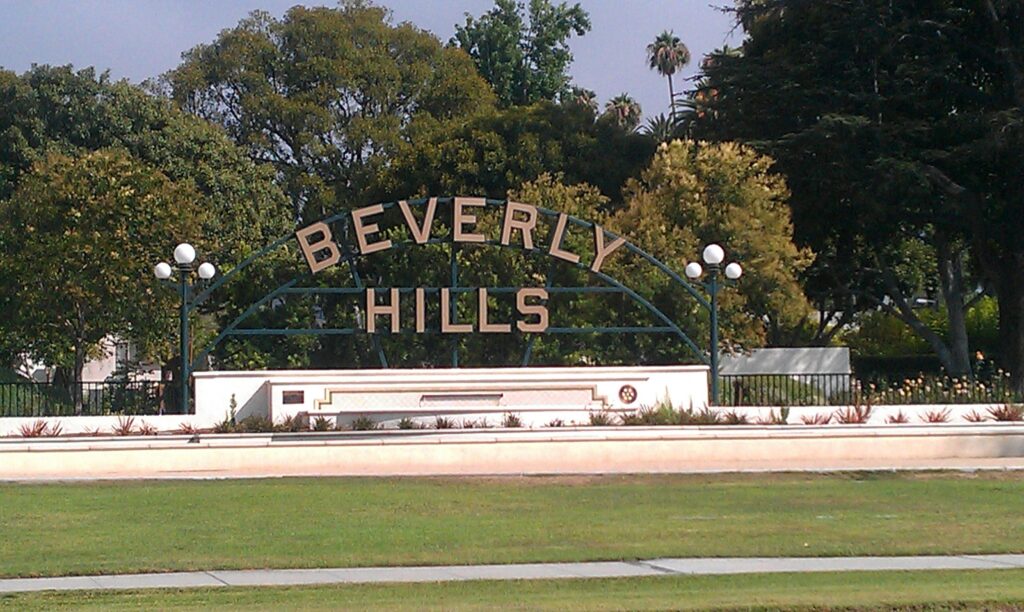 Incredibil ce se întâmplă! BLM invadează Beverly Hills şi scandează: „Mâncați-i pe bogați!”