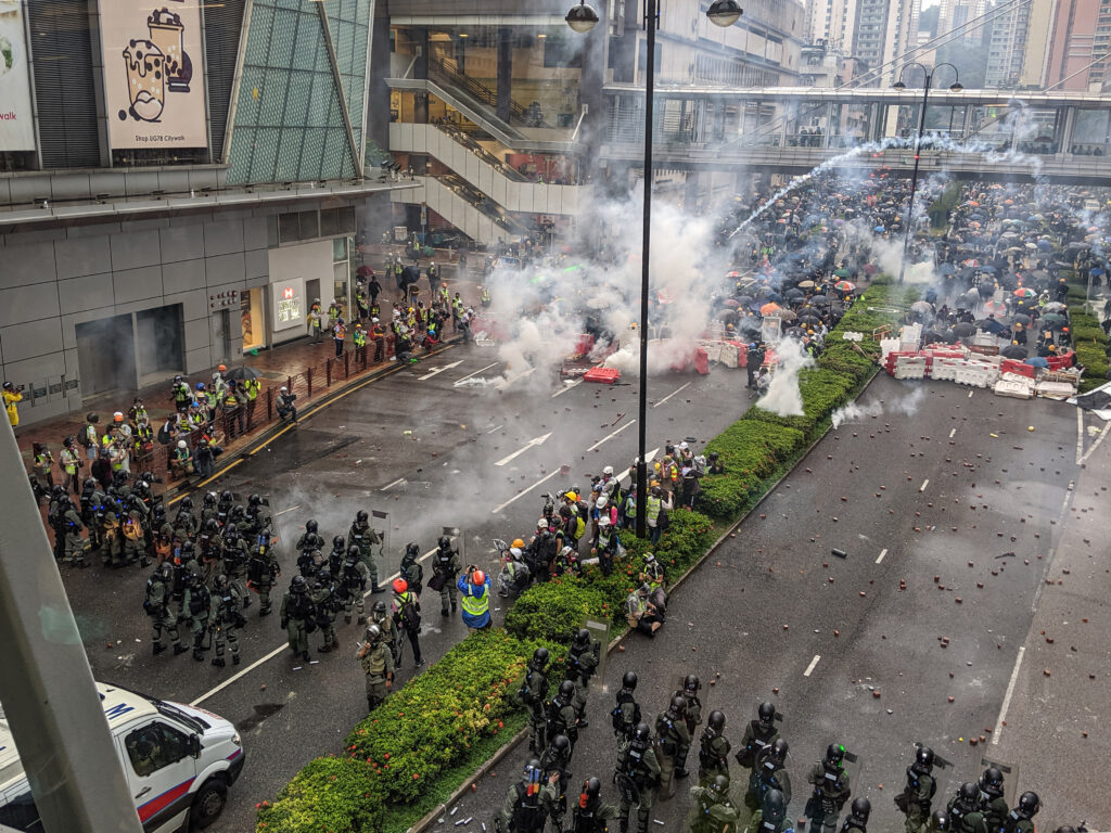 Hong Kong ia foc din nou. Beijing evocă extrădări în China continentală