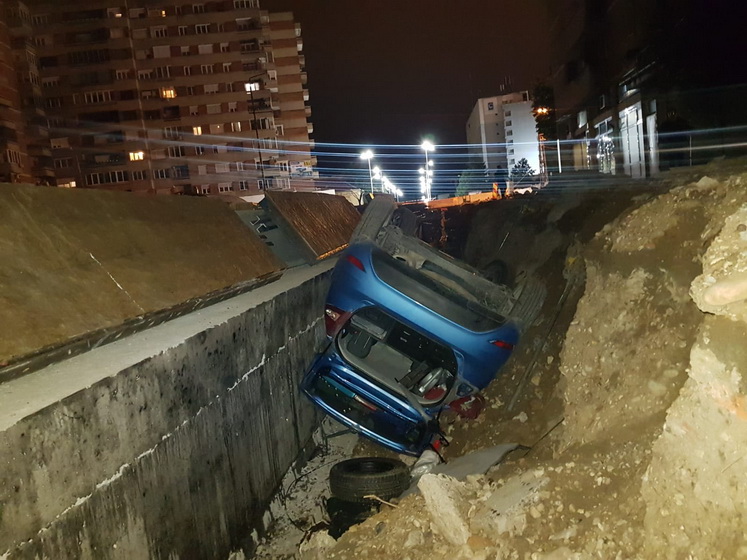 Accident spectaculos la Oradea! A ajuns cu mașina în rețeaua de canalizare