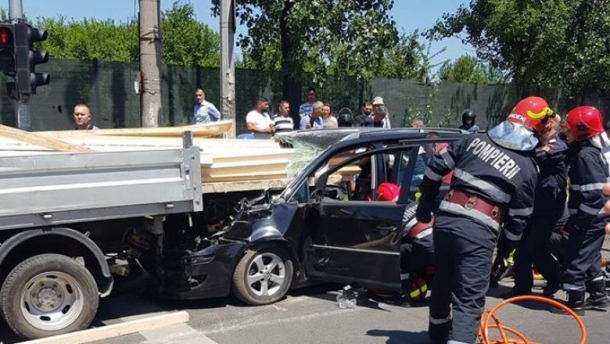 Tragedie auto la intrarea în București! Șofer zdrobit de mai multe grinzi. FOTO!