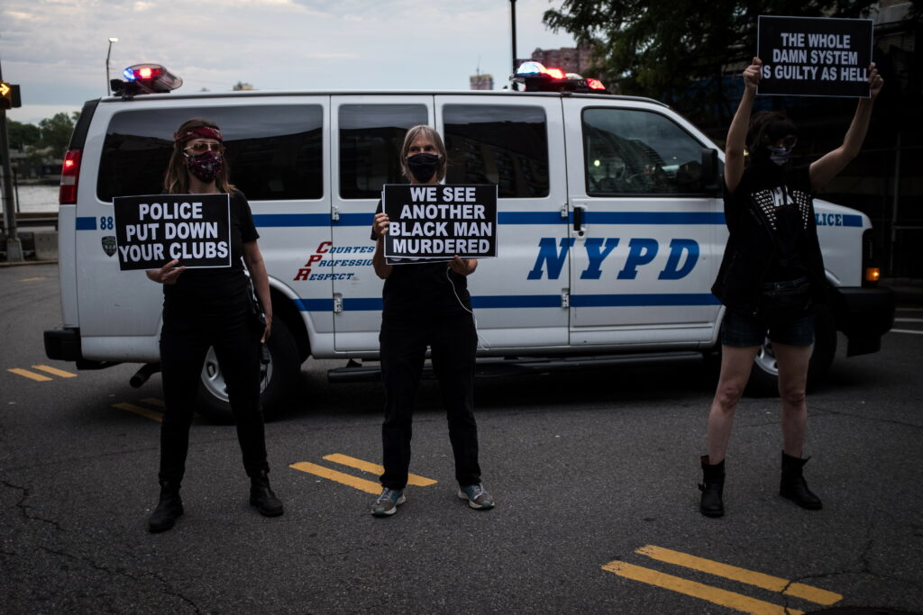 Legi dure împotriva poliției în New York. Drepturi pentru minoritatea de culoare