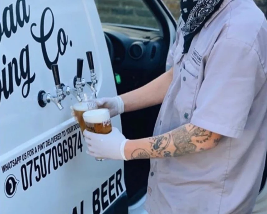 A apărut prima cârciumă pe roți! Berea curge în pahare direct în stradă | VIDEO