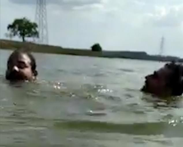 Moment terifiant! A fost tras sub apă, în timp ce se scălda | VIDEO