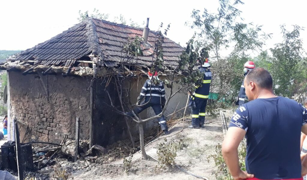 Descoperire tragică într-o casă incendiată din județul Constanța. Pompierii au rămas fără glas