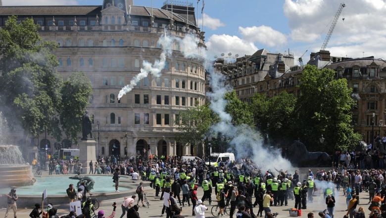Londra sub teroare. Bătăi cu poliția și scut în jurul statuilor vandalizate de Antifa. Video