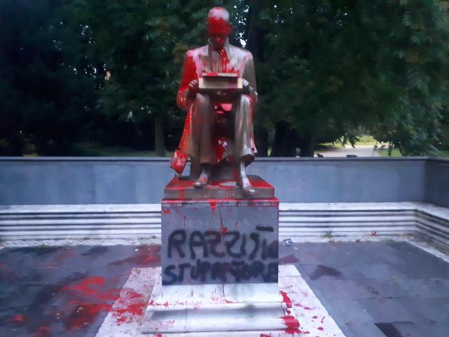 Statuia din Milano a unui celebru jurnalist, vandalizată: „Rasist şi violator”
