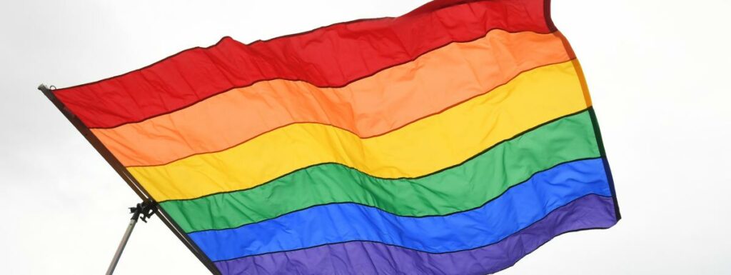 Comunitatea LGBT adaugă Negrul pe Steagul Curcubeu