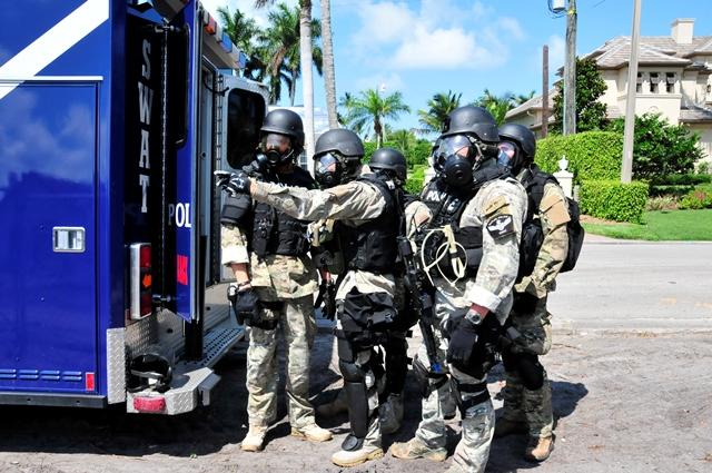 O brigadă SWAT din Florida demisionează în bloc, pentru că șeful lor a îngenuncheat cu protestatarii