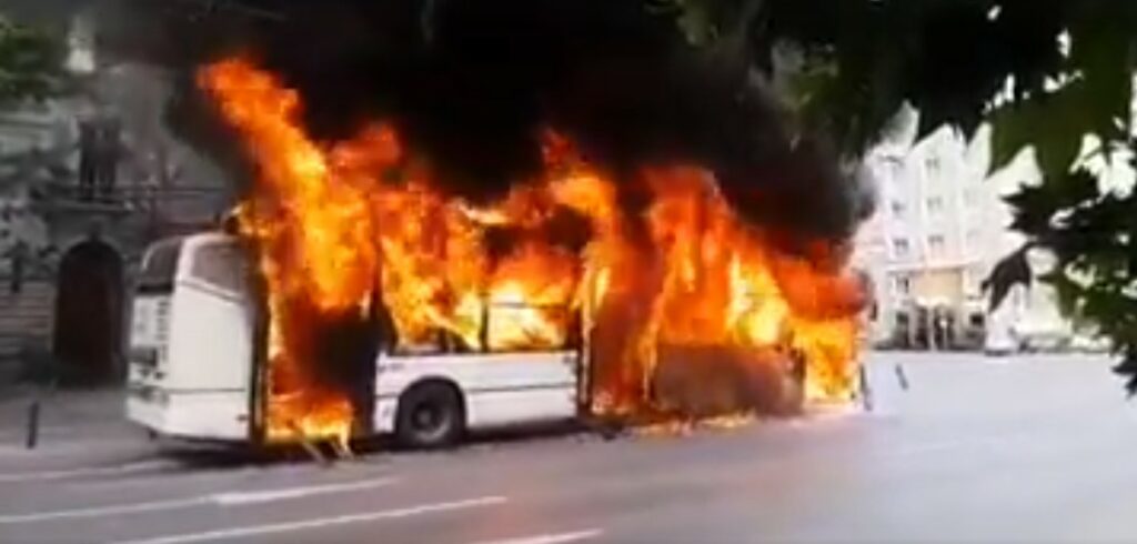 Troleibuzul în flăcări încinge lupta pentru Primăria Capitalei