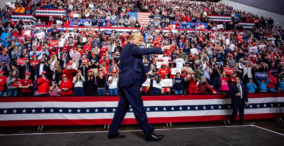 Trump înfruntă pandemia și reia mitingurile electorale