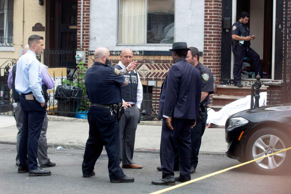 Weekend sângeros la New York! Doi morți și 17 răniți în urma schimburilor de focuri