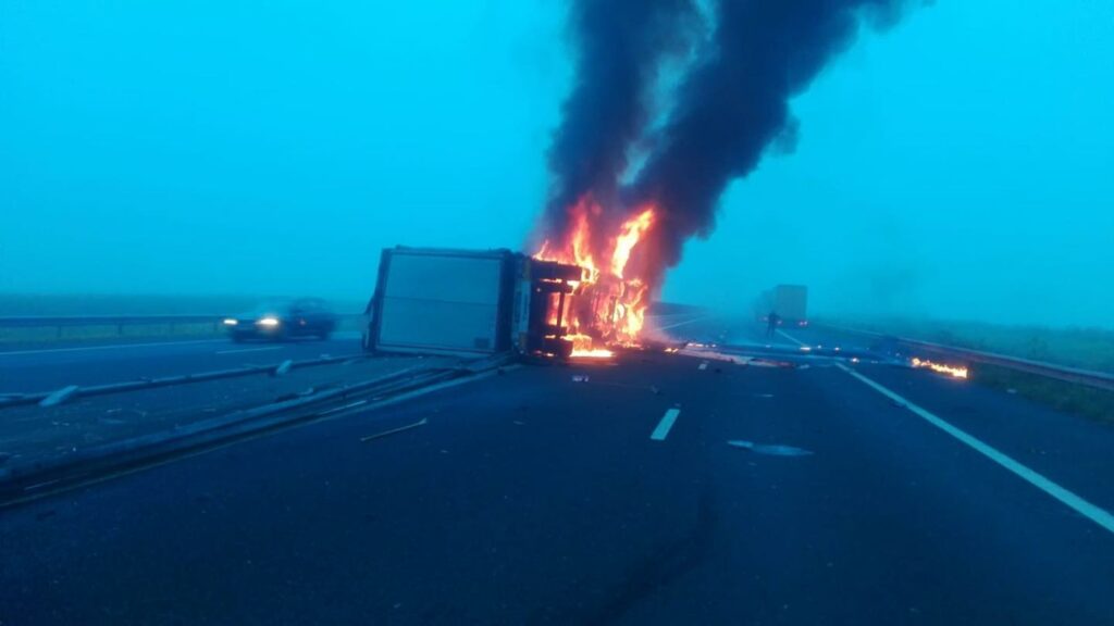 Accident îngrozitor, pe Autostrada A1! Trei TIR-uri implicate, unul a luat foc! FOTO