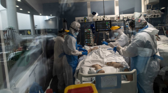 Un medic din Bacău a fost tratat acasă de COVID-19, dar a ajuns în ultimul moment la Urgențe
