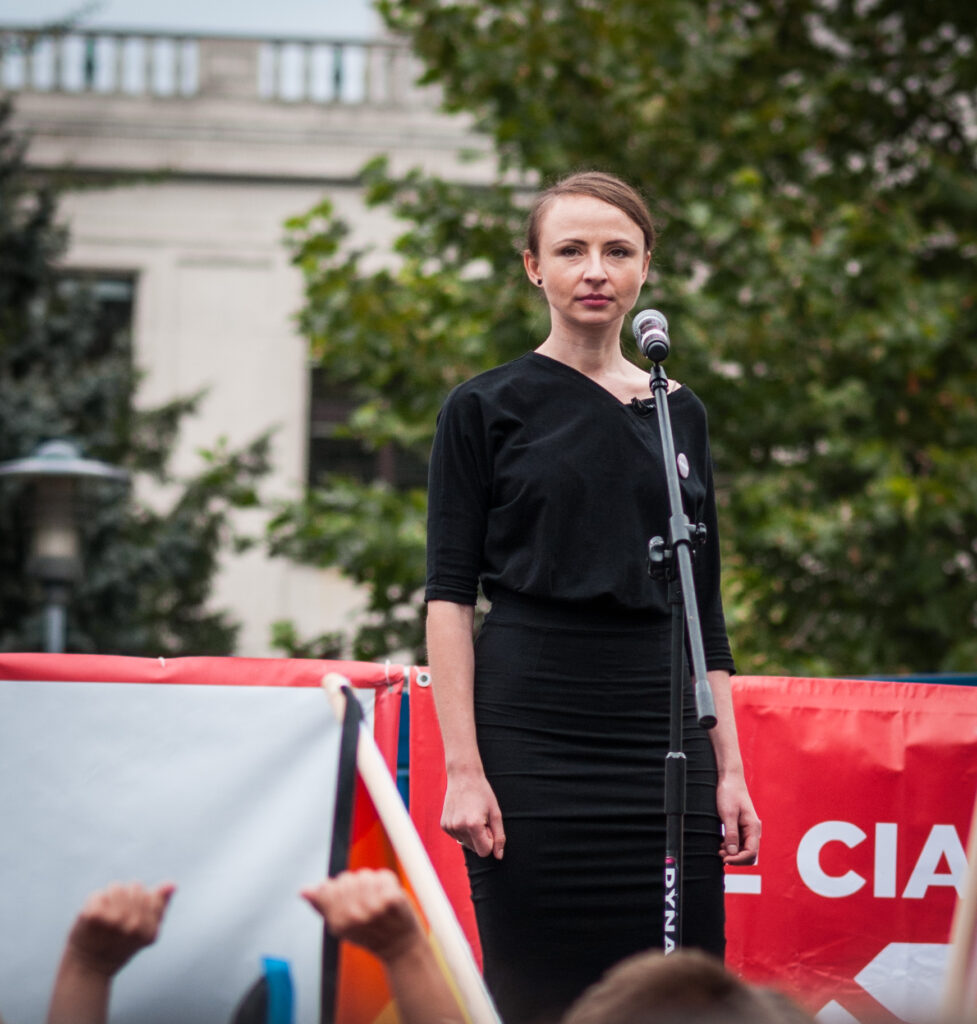 Femeile îi bat obrazul președintelui Poloniei