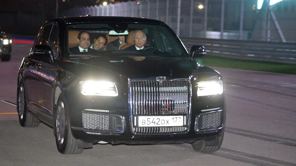 Urmăriți noua limuzină a lui Putin: Aurus, o mașină de lux, supusă la teste. VIDEO în premieră