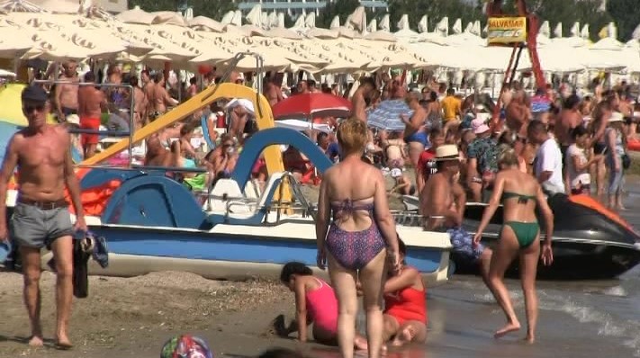 Record de turiști pe litoral. Week-end agitat, cu restricții ignorate și cluburi amendate
